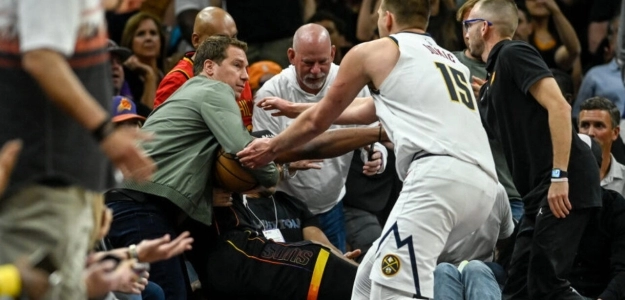 Mat Ishbia, dueño de los Suns, guardando el balón para que los Nuggets no puedan sacar rápido