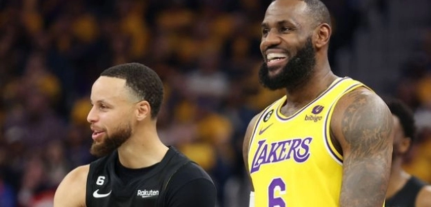 Stephen Curry y LeBron James, dos de los deportistas mejor pagados en los últimos 12 meses