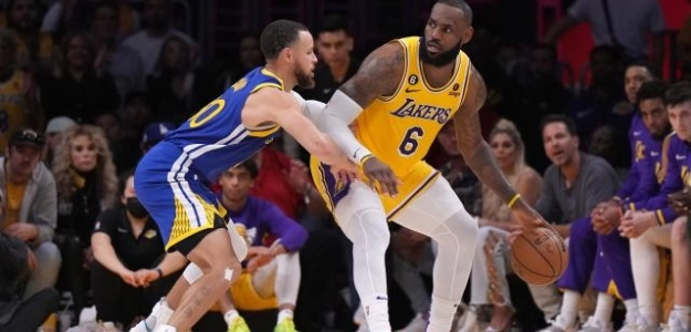 LeBron James, defendido por Stephen Curry