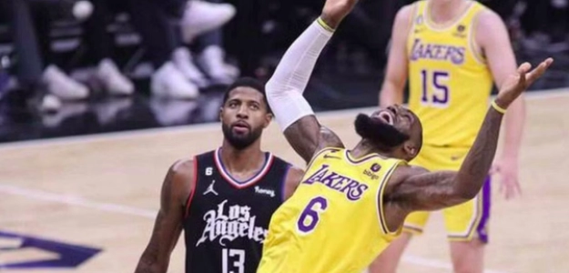 Flopping como una catedral de LeBron James. 