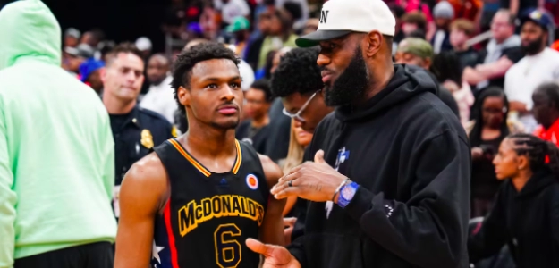 Bronny James junto a su padre LeBron James. 