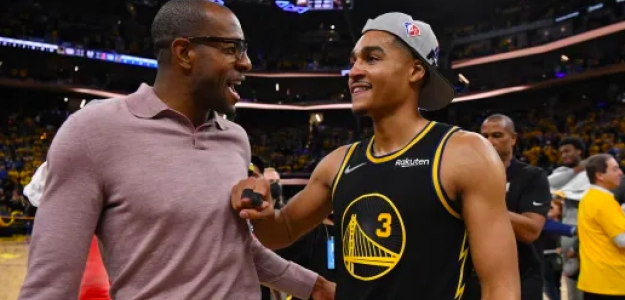 Andre Iguodala, junto a Jordan Poole, en un partido de los Warriors. 