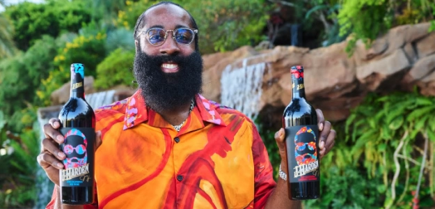 James Harden, con su vino. 