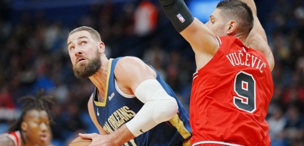 Jonas Valanciunas, defendido por Nikola Vucevic