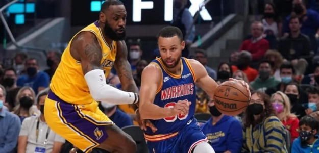 Stephen Curry, defendido por LeBron James