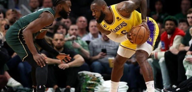 LeBron James, defendido por Jaylen Brown