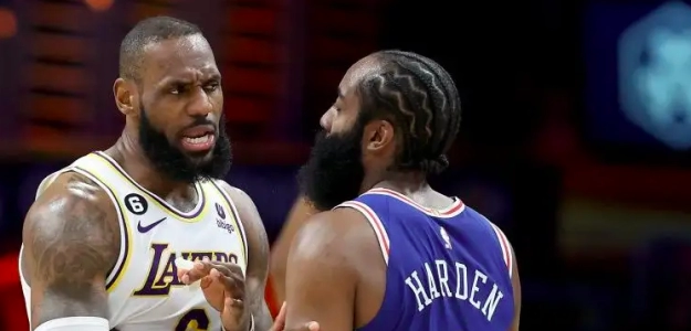 James Harden, junto a LeBron James. 