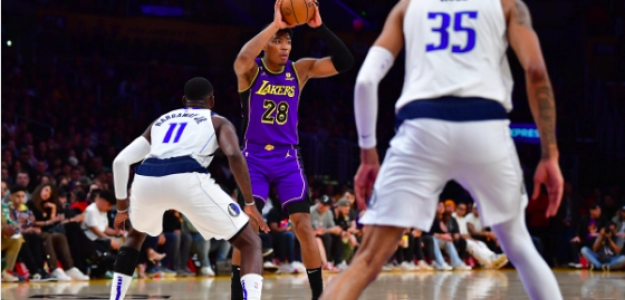 Hachimura, ante Wood, su nuevo compañero en los Lakers. 