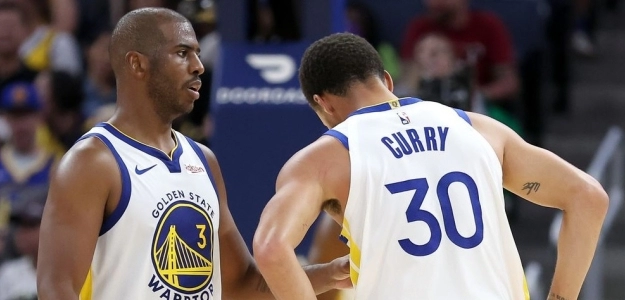 Chris Paul y Stephen Curry, jugadores de Golden State Warriors.