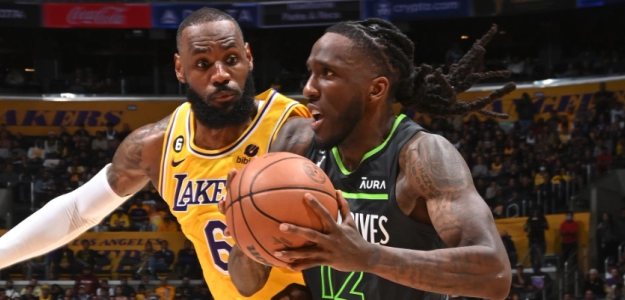 Taurean Prince, jugando contra Los Angeles Lakers de LeBron James