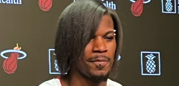 Jimmy Butler, con su nuevo estilo Emo.