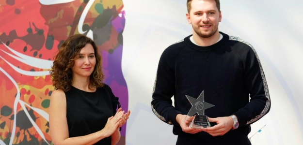 Luka Doncic, junto a Isabel Díaz Ayuso. 