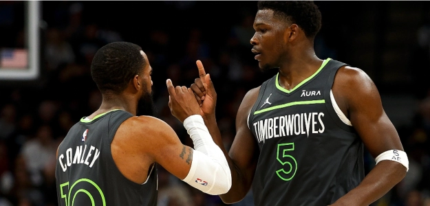 Anthony Edwards, junto a Mike Conley, en un duelo de Minnesota Timberwolves de la presente temporada. 