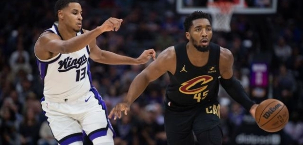 Donovan Mitchell, defendido por Keegan Murray