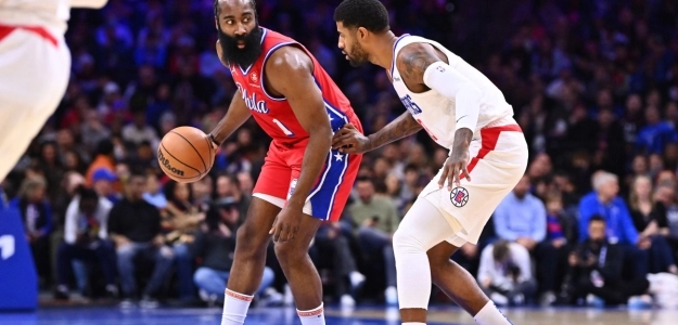 James Harden, defendido por Paul George