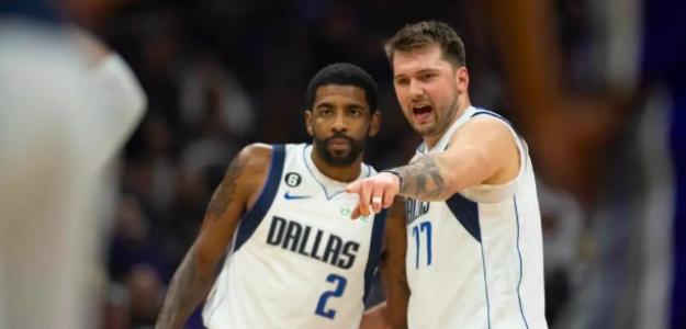 Kyrie Irving, junto a Luka Doncic, en un duelo de Dallas Mavericks.