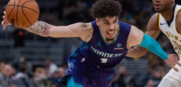 LaMelo, defensa contra Haliburton. Foto: gettyimages