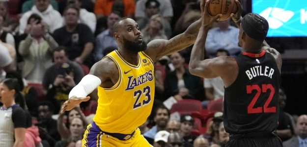 LeBron James, defendiendo a Jimmy Butler