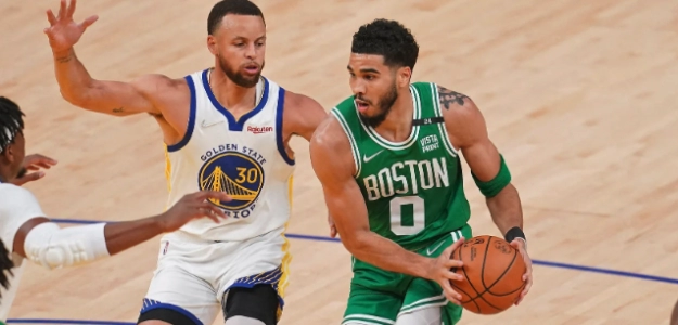 Stephen Curry, defendiendo a Jayson Tatum.