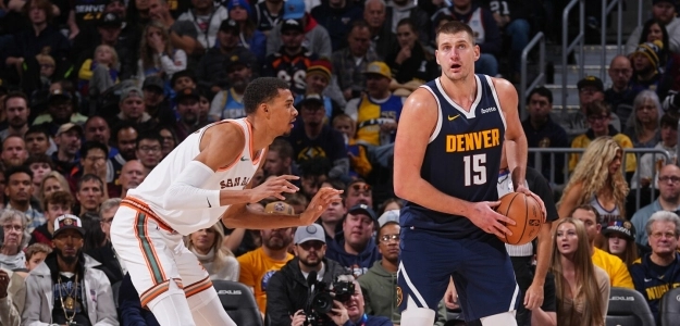 Nikola Jokic, defendido por Victor Wembanyama