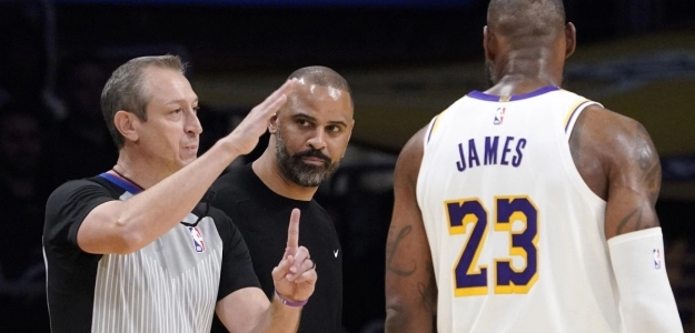 Ime Udoka y LeBron James se llevan una técnica tras discutir