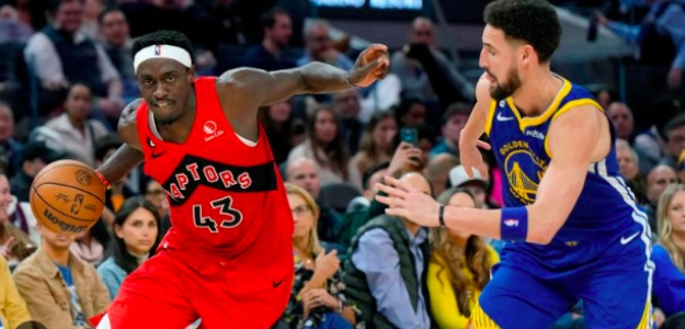 Klay Thompson, defendiendo a Pascal Siakam en un Warriors-Raptors. 