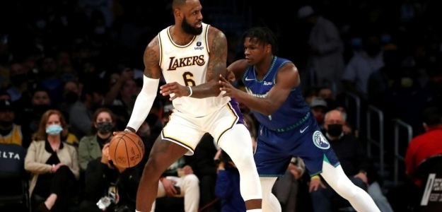 LeBron James, defendido por Anthony Edwards