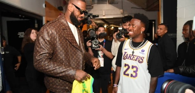 Lebron posa con Vinicius. Foto: gettyimages