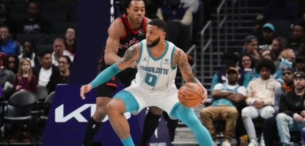 Miles Bridges, defendido por Scottie Barnes