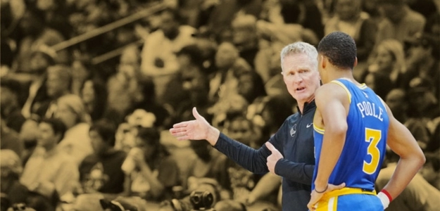 Steve Kerr, dándole indicaciones a Jordan Poole