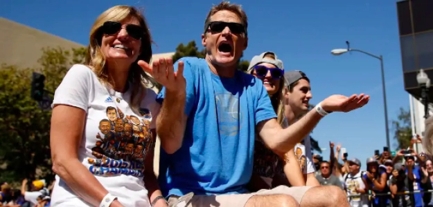 Steve Kerr, entrenador de Golden State Warriors, junto a su mujer. 