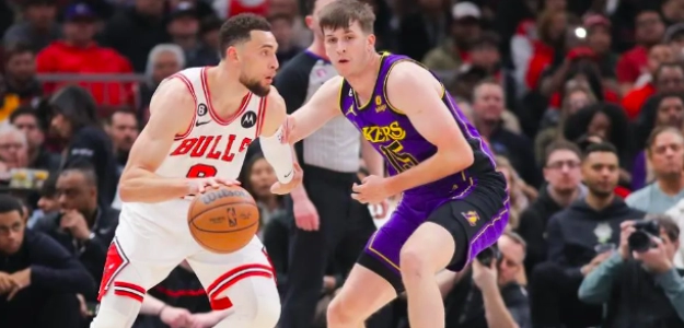 Zach LaVine, siendo defendido por Austin Reaves. 