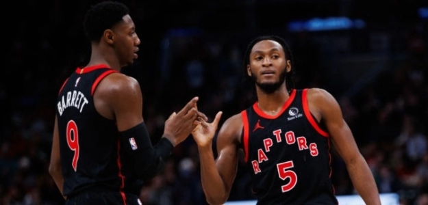 R.J. Barrett e Immanuel Quickley, jugadores de Toronto Raptors.