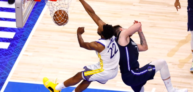 Andrew Wiggins, realizando un mate sobre Luka Doncic. 