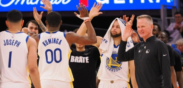 Cory Joseph, Jonathan Kuminga, Stephen Curry y Steve Kerr