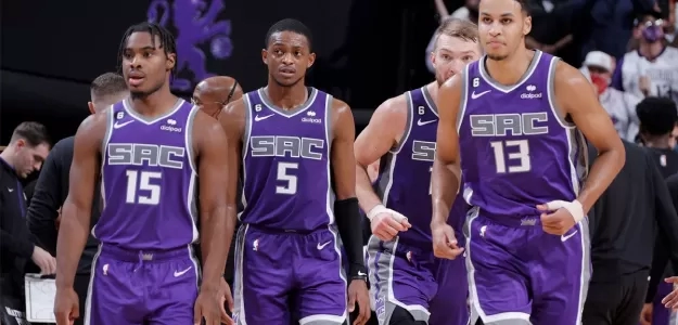 Davion Mitchell, De'Aaron Fox, Domantas Sabonis y Keegan Murray