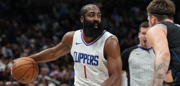 James Harden, defendido por Luka Doncic