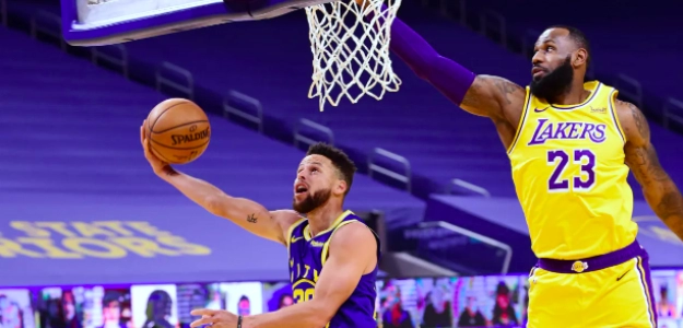 LeBron James, intentando taponar a Stephen Curry.