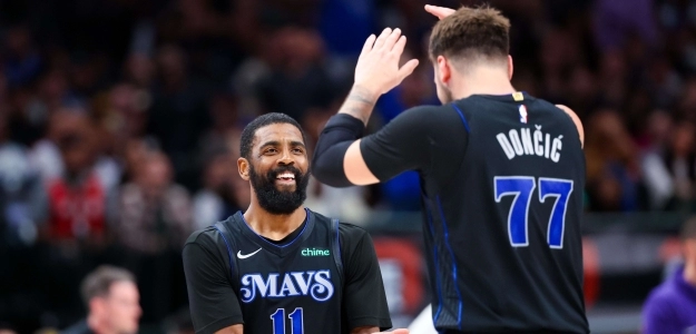 Kyrie Irving y Luka Doncic, jugadores de Dallas Mavericks.
