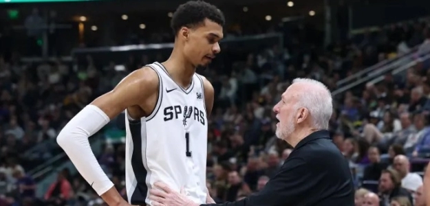 Victor Wembanyama y Gregg Popovich, jugador y entrenador de San Antonio Spurs.