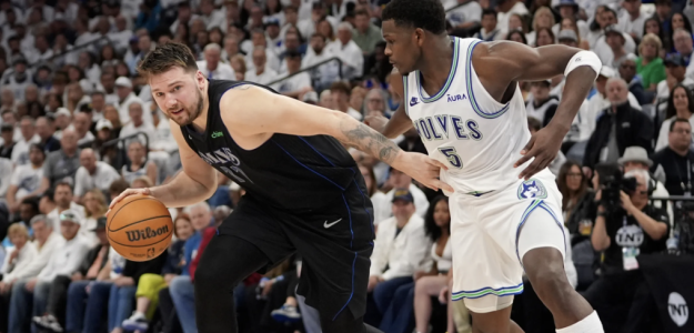 Anthony Edwards, defendiendo a Luka Doncic. 