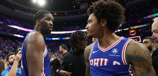 Joel Embiid y Kelly Oubre
