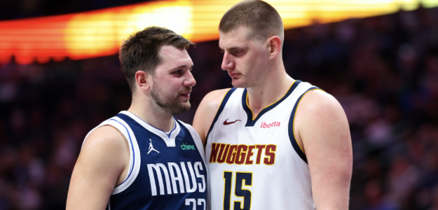 Luka Doncic, junto a Nikola Jokic. 