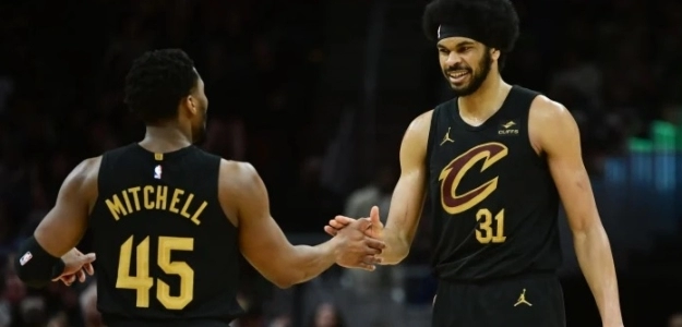 Donovan Mitchell y Jarrett Allen, jugadores de Cleveland Cavaliers.