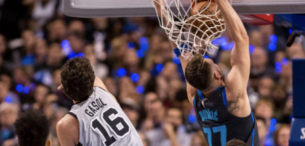 Luka Doncic hace un mate ante Pau Gasol.