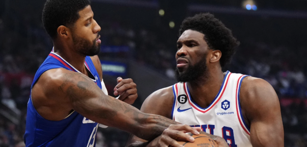 Joel Embiid, junto a Paul George. 