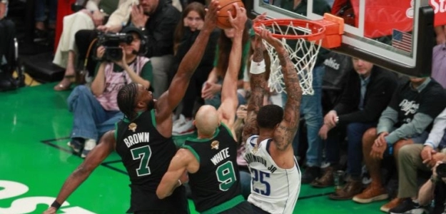 Jaylen Brown y Derrick White, taponando a PJ Washington