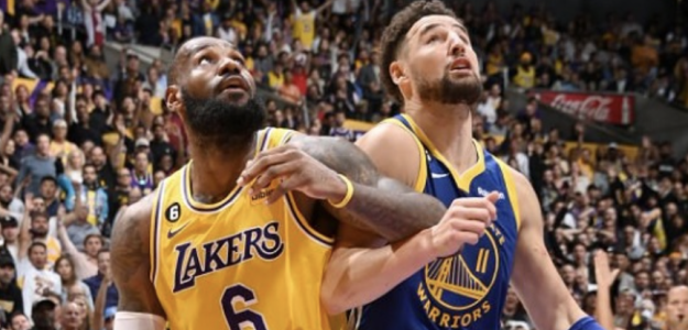 LeBron James y Klay Thompson, estrellas NBA.