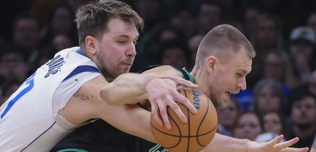 Luka Doncic y Kristaps Porzingis, luchando por un balón