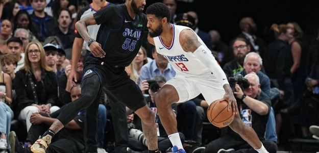 Paul George, defendido por Derrick Jones Jr.